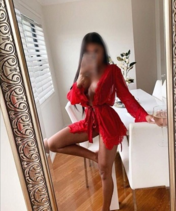 Страстная брюнетка с обворожительной улыбкой и идеальными формами приглашает в гости состоятельного джентльмена. Подарю тебе незабываемые моменты наслаждения и расслабления! 9866, 25 лет